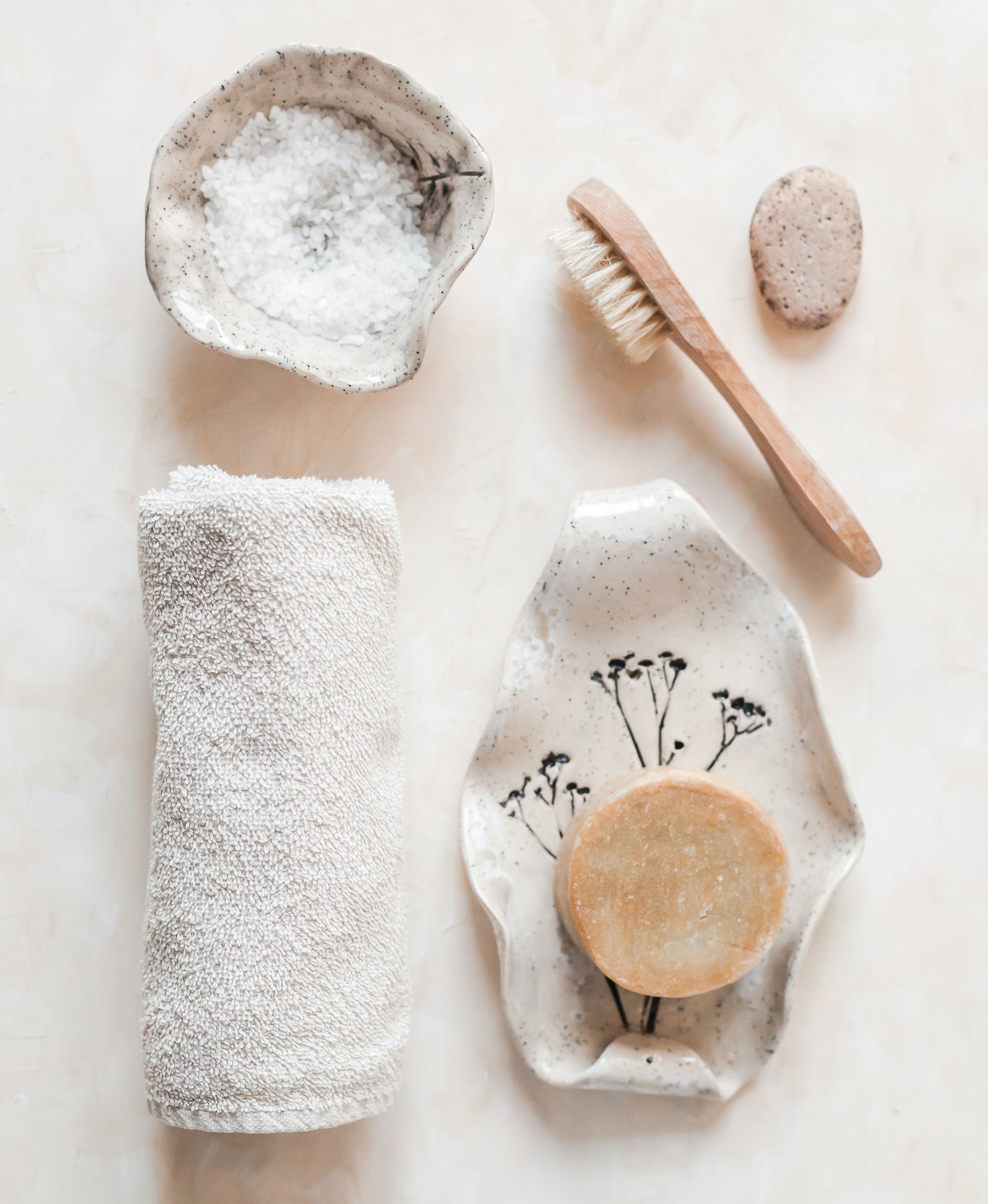 white and brown small wooden face brush