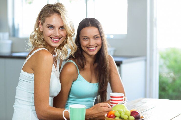 Photo portrait of happy female friends in kitchen