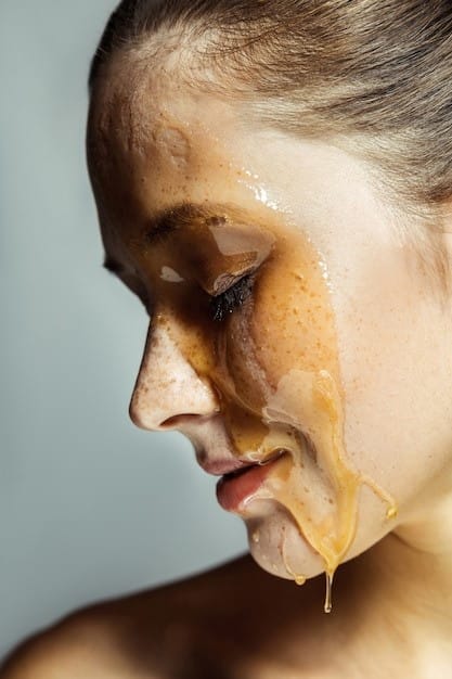 Photo portrait of woman with honey on her face - dry, flaky skin