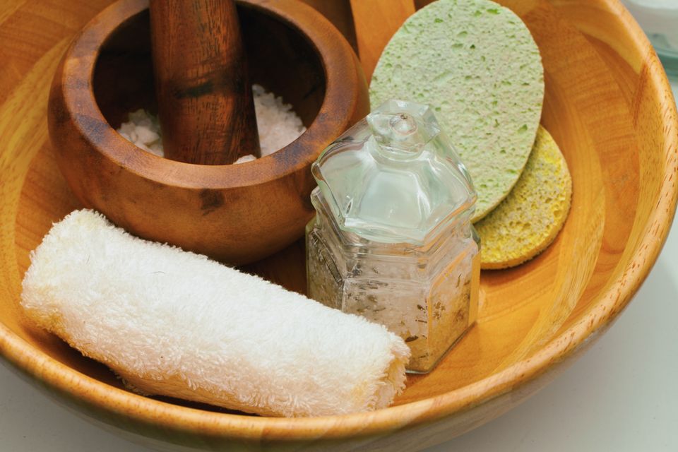 wooden bowl with white towel and salt grinder - exfoliants heal adult acne