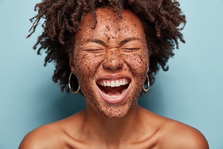 Free photo portrait of young woman with afro hairstyle and face mask - dry, flaky skin